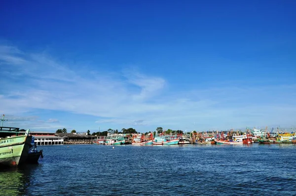 Widok Tajski Port Rybacki Jasny Jasny Dzień — Zdjęcie stockowe