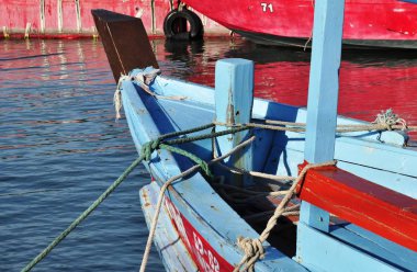 Açık bir günde Tayland balıkçı limanı manzarası.