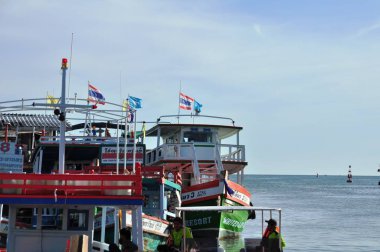 Açık bir günde Tayland balıkçı limanı manzarası.