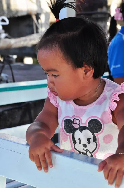 Asiatisch Klein Mädchen Auf Boot — Stockfoto