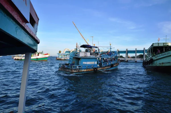 Pemandangan Pelabuhan Memancing Thailand Pada Hari Yang Cerah — Stok Foto