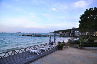 Thai şehrinde nehir gezintisi