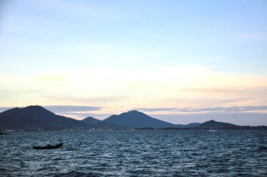 Tayland 'da nehirde yüzen tekne