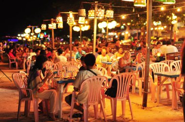 Tayland 'da bir sahil lokantasında yangın gösterisi gösterisi.