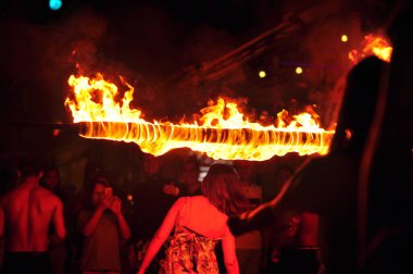 Tayland 'da bir sahil lokantasında yangın gösterisi gösterisi.