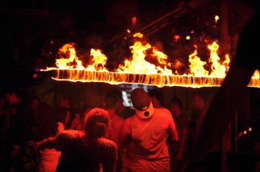 Tayland 'da bir sahil lokantasında yangın gösterisi gösterisi.