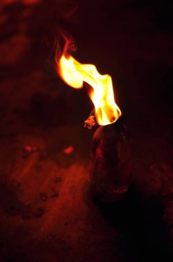 Tayland 'da bir sahil lokantasında yangın gösterisi gösterisi.