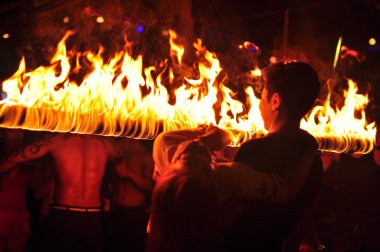 Tayland 'da bir sahil lokantasında yangın gösterisi gösterisi.