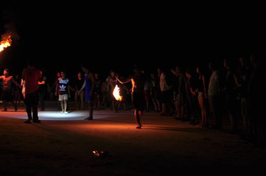 Tayland 'da bir sahil lokantasında yangın gösterisi gösterisi.