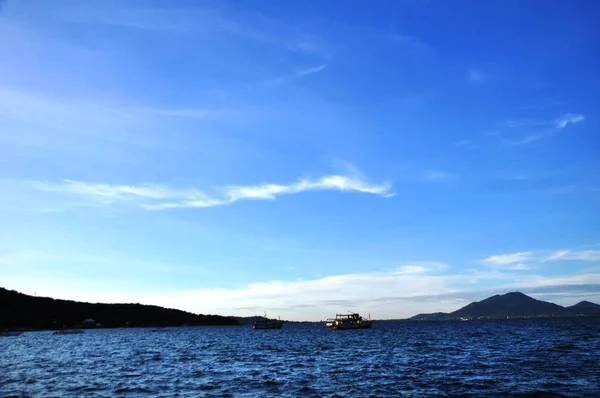 Barche Che Nuotano Nel Fiume Giorno — Foto Stock