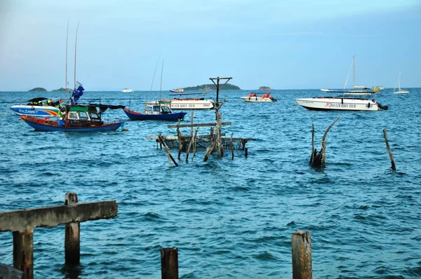 Píer Pesca Com Barcos Rio — Fotografia de Stock