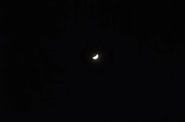 Φεγγάρι Λάμπει Στο Νυχτερινό Ουρανό — Φωτογραφία Αρχείου