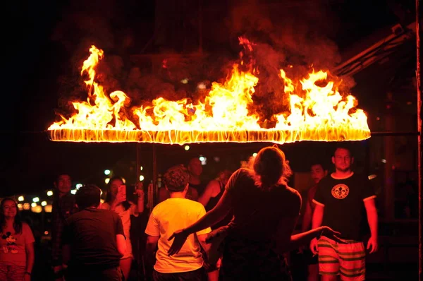 Fire Show Előadás Egy Tengerparti Étteremben Thaiföldön Turisztikai Attrakció — Stock Fotó