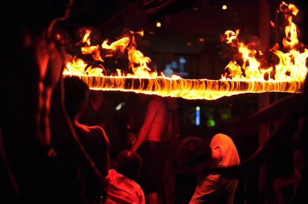 Actuación Espectáculo Fuego Restaurante Frente Mar Tailandia Atracción Turística — Foto de Stock