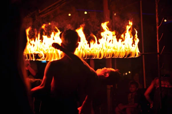 在泰国旅游景点海滨餐厅举行的火灾表演 — 图库照片