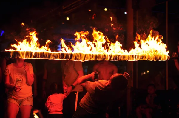 Feuershow Einem Strandrestaurant Thailands Touristenattraktion — Stockfoto