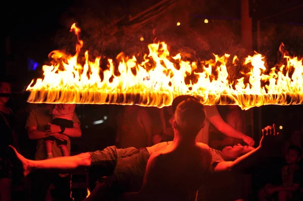 Fire Show Előadás Egy Tengerparti Étteremben Thaiföldön Turisztikai Attrakció — Stock Fotó