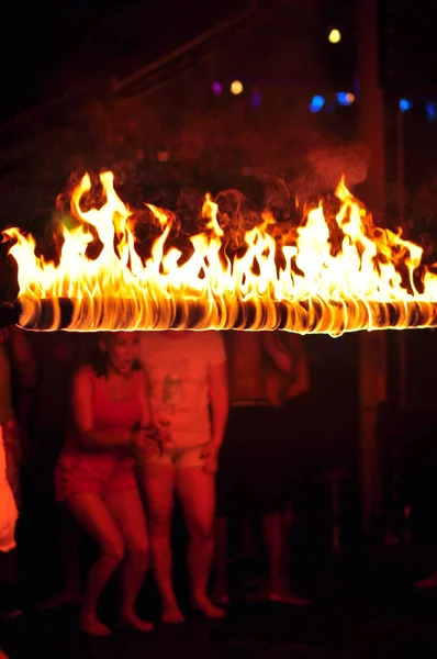 Tayland Bir Sahil Lokantasında Yangın Gösterisi Gösterisi — Stok fotoğraf