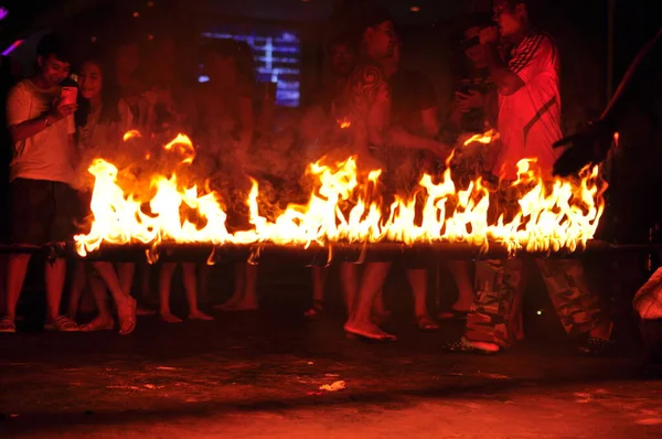 Tayland Bir Sahil Lokantasında Yangın Gösterisi Gösterisi — Stok fotoğraf