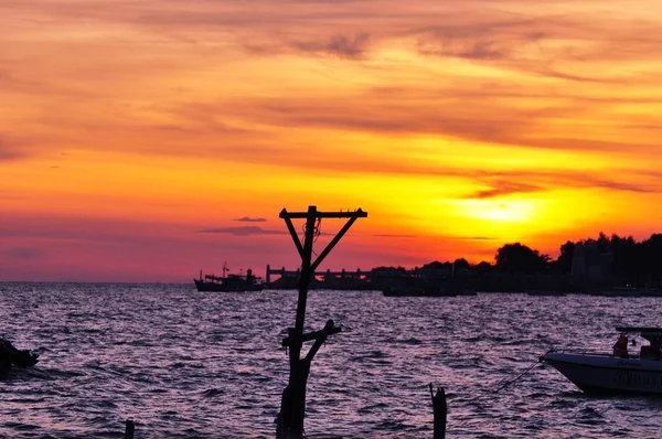 美丽的金黄色天空和太阳海滩 海滩和日光浴的景色正在升起 美丽的金黄天空和太阳 — 图库照片