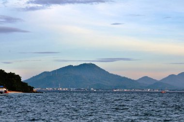 Güzel sarı gökyüzü ve güneş plajın, kumsalın ve güneş pansiyonlarının manzarası yükseliyor. Güzel sarı gökyüzü ve güneş