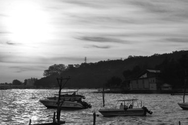Güzel sarı gökyüzü ve güneş plajın, kumsalın ve güneş pansiyonlarının manzarası yükseliyor. Güzel sarı gökyüzü ve güneş