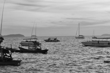 Nehirdeki tekneler siyah beyaz tonda