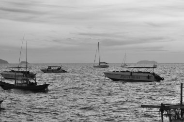 Nehirdeki tekneler siyah beyaz tonda