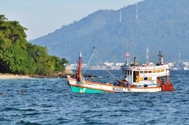 Tayland 'da tekneleri olan bir körfez.