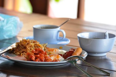 Yumurta ve kruvasanla klasik İngiliz kahvaltısı tatil köyünde batı usulü kahvaltı.