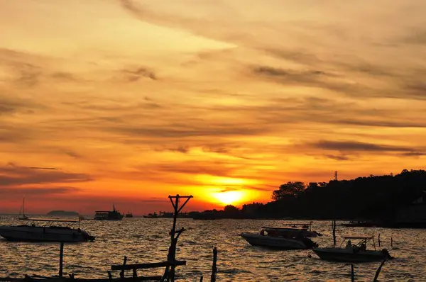 Schöner Goldgelber Himmel Und Sonne Der Blick Auf Strand Strand — Stockfoto