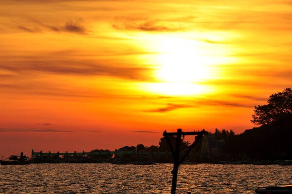 Вид на море с восходом солнца на острове Самет
