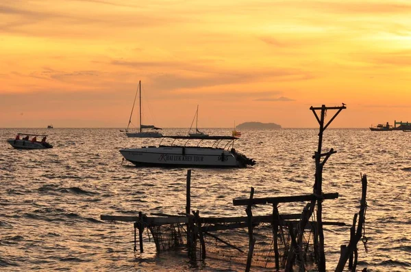 Schöner Goldgelber Himmel Und Sonne Der Blick Auf Strand Strand — Stockfoto