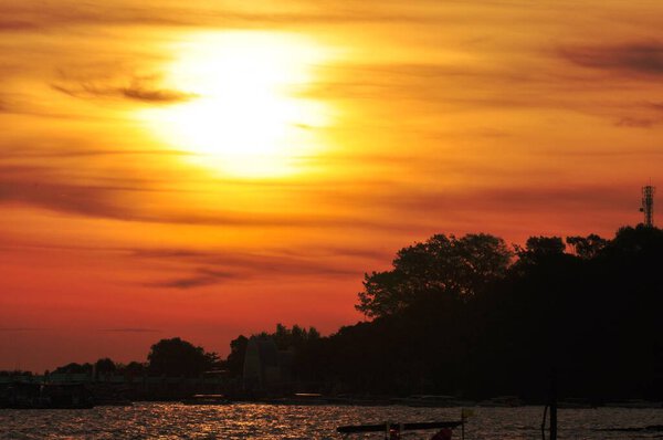 Золотисто-желтое небо и солнце Вид на пляж, пляж и солнцепеки поднимаются. Золотисто-желтое небо и солнце
