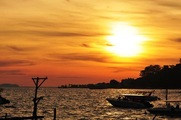 Frumos Cer Galben Auriu Soare Vedere Plajă Plajă Șezlonguri Sunt — Fotografie, imagine de stoc