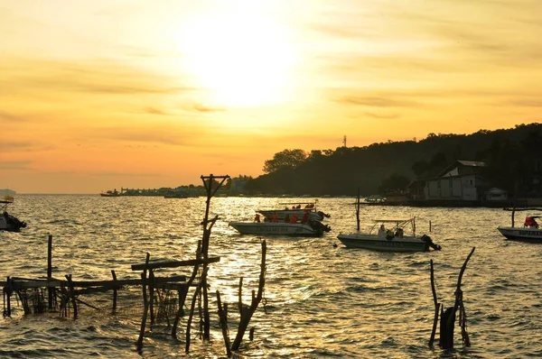 美丽的金黄色天空和太阳海滩 海滩和日光浴的景色正在升起 美丽的金黄天空和太阳 — 图库照片