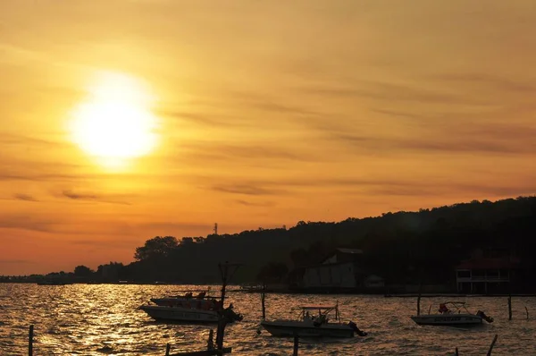 Boote Der Bucht Bei Sonnenuntergang — Stockfoto