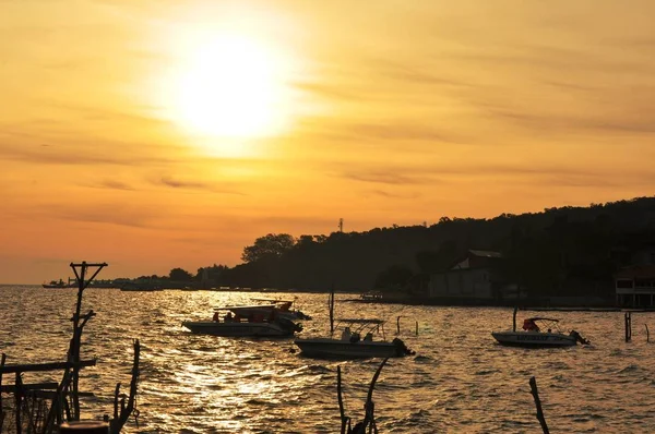 Boote Der Bucht Bei Sonnenuntergang — Stockfoto