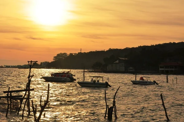 Boote Der Bucht Bei Sonnenuntergang — Stockfoto