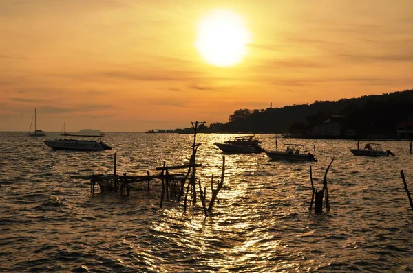 美丽的金黄色天空和太阳海滩 海滩和日光浴的景色正在升起 美丽的金黄天空和太阳 — 图库照片