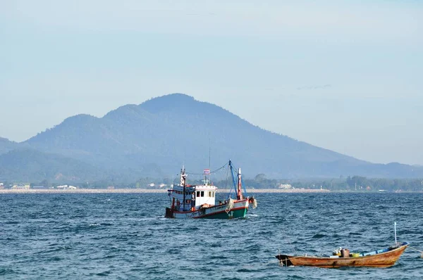 在岛上码头的海景和捕鱼 — 图库照片