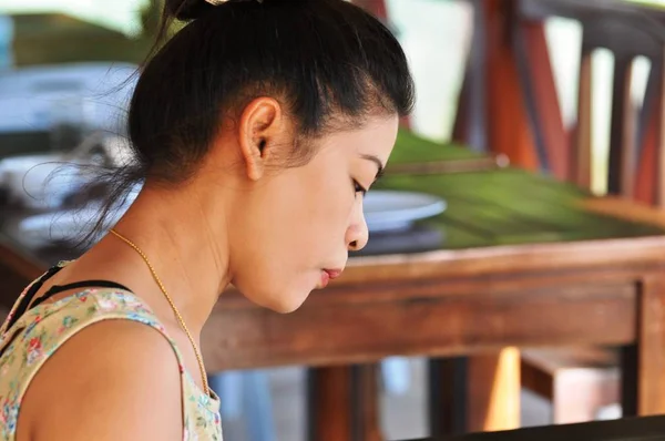 Asian Woman Eating Restaurant — Stock Photo, Image