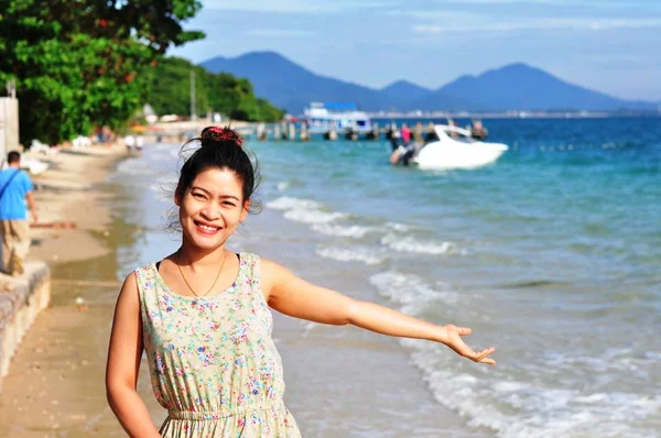 Asian Woman Sea Coast — Stock Photo, Image