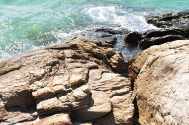 Güneşli bir günde taştan deniz kıyısında