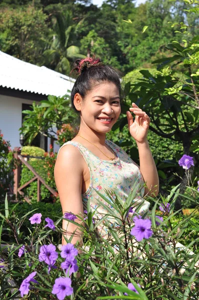 Asiatisk Kvinna Trädgården Med Lila Blommor — Stockfoto