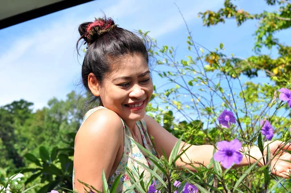 Asian Woman Garden Purple Flowers — Stock Photo, Image