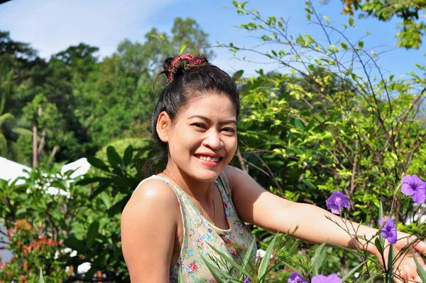 Asian Woman Garden Purple Flowers — Stock Photo, Image