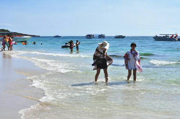 April 2002 Thailand People Resting Sea Coast — Stockfoto