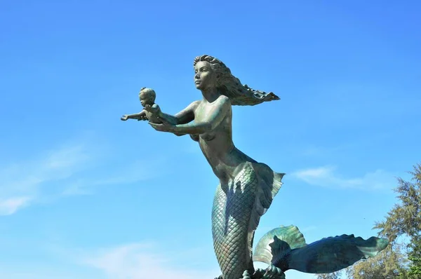 Escultura Sereia Com Criança Costa Mar — Fotografia de Stock