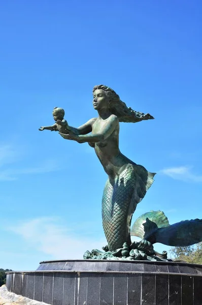 Escultura Sereia Com Criança Costa Mar — Fotografia de Stock